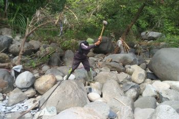 Rita perempuan tangguh beranak tiga pemecah batu