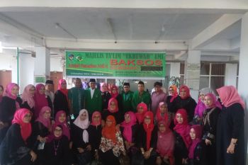 MT Ukhuwah UMI berbagi sembako Ramadhan