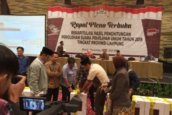 KPU menunda rekapitulasi empat provinsi dan Kuala Lumpur