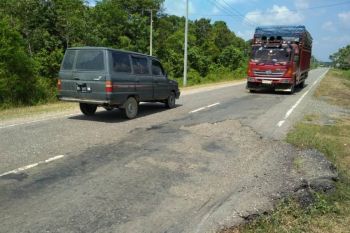 Aspal terkelupas hiasi jalur mudik jalan lintas tengah Sumatera