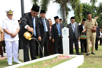 Ziarah makam pahlawan warnai Harkitnas di Kepri