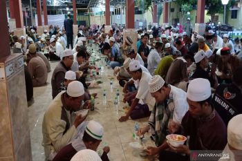 Empat kuali bubur sop daging sapi habis setiap berbuka
