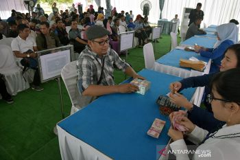 Ratusan warga padati penukaran uang di halaman kantor Gubernur Riau