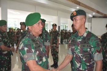 10 anggota TNI AD naik pangkat karena berhasil bina mantan anggota KKSB