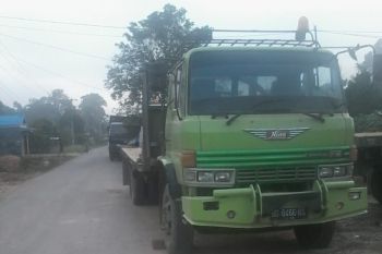 Merusak jalan, warga larang tronton melintas