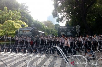 Pengunjuk rasa terus berdatangan di depan Bawaslu RI