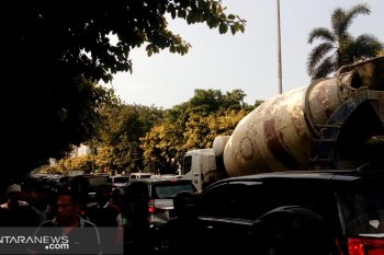 Arus lalu lintas di sekitar Gedung KPU RI macet