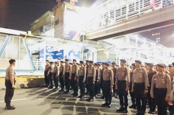 Usai massa bubar, Polisi serukan yel-yel