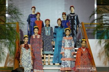 Intip tren Lebaran tahun ini, padu padan batik unik