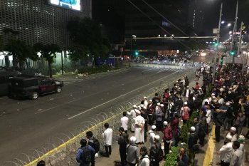 Sebagian perserta aksi damai kembali berkerumun di depan Gedung Bawaslu