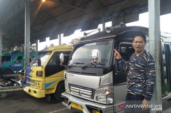 Tes urine terhadap sopir angkutan di Terminal Pasirhayam