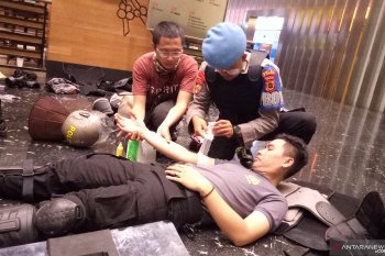 Dua polisi cedera akibat lemparan massa di Slipi