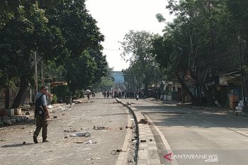 Massa dan polisi sama-sama bersiaga di Jalan KS Tubun Petamburan