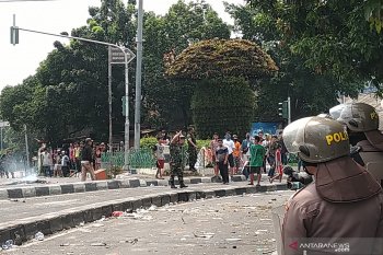 Massa di Petamburan provokasi polisi lalu kabur ke dalam masjid