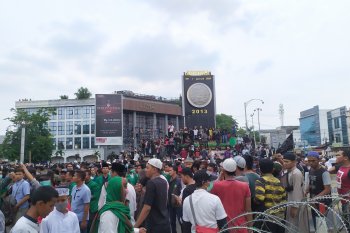 Massa Aksi 22 Mei kepung Bawaslu Sumut