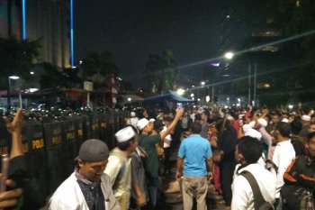 Usai shalat Maghrib, massa depan Gedung Bawaslu kembali ricuh
