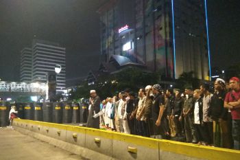 Peserta aksi 22 Mei shalat berjamaah di Jalan Thamrin
