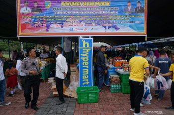 Warga serbu lokasi pasar murah Ramadhan di Palu