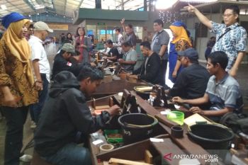 Pabrik rokok di Kudus gelar lomba menggiling rokok kretek