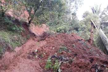 Longsoran tanah tutup sebagian jalan Maumbi - Ranomerut, Minahasa