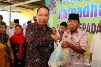 UMSU bagikan ratusan paket sembako kepada masyarakat