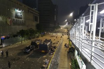 Hingga Adzan subuh berkumandang, massa kerusuhan 22 Mei masih bertahan