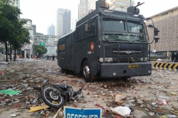 Massa rusuh di depan Bawaslu dibubarkan