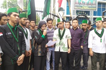 Jumlah mahasiswa di DPRD Sumut yang aksi terus bertambah dan memanas
