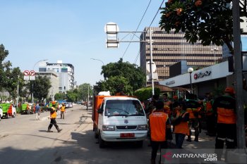 Petugas bersihkan jalan sekitar Kantor Bawaslu