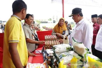 Pemkot Solok serahkan 1562 paket sembako gratis