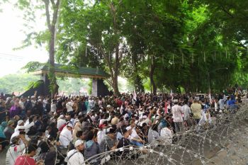 GNKR Sumut lanjutkan aksi tolak hasil rekapitulasi perhitungan suara pemilu di gedung DPRD Provinsi