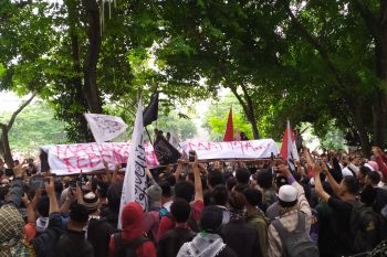 Unjuk rasa di DPRD Sumut, massa GNKR bawa keranda