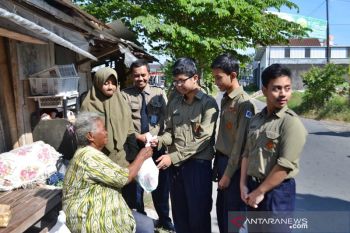 Siswa SMP Muhammadiyah Surakarta bagikan paket sembako
