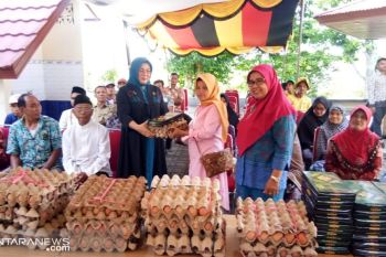 Ketua TP PKK Sijunjungserahkan bantuan paket ramadhanke keluarga kurang mampu
