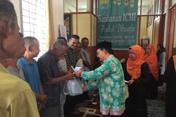 ICMI Orwil Aceh bagi  paket untuk kaum dhuafa