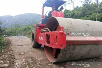Perlancar arus mudik, jalur lintas tengah Sumatera Tapsel diperbaiki