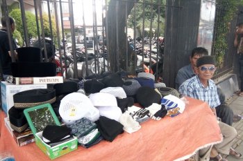 Pedagang peci musiman di Padang raup untung saat Ramadhan