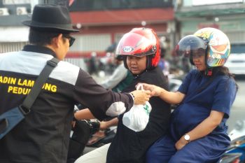 Kadin Lampung bagikan takjil kepada pengguna jalan