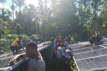 Satgas Yonif 126/KC perbaiki PLTS Kampung Banda