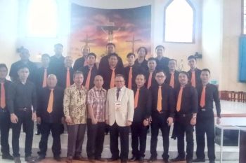 Male Choir Toumuung Catholica Chorus Meriahkan Misa Penutupan HUT-30 KBK