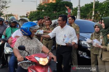 Satpol PP Jateng bagi paket nasi di lima titik Kota Semarang