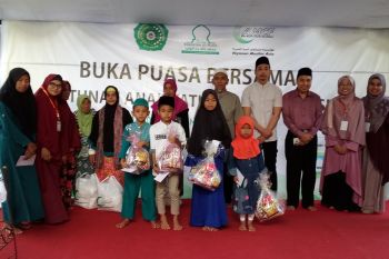 Amman Mineral bagikan 2.300 paket Lebaran untuk warga kurang mampu di Sumbawa Barat dan Lombok