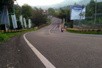 Pemudik bersepeda motor mulai melintas jalur Puncak-Cianjur