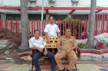 KAI serahkan bantuan CSR kursi taman