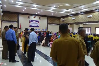 Pemkot dan perbankan di Payakumbuh serahkan 195 paket sembako kepada masyarakat