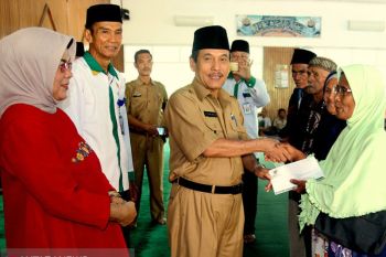 Baznas Sijunjung serahkan bantuan Rp273 juta, bantu warga kurang mampu