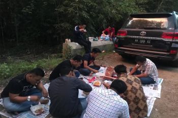 Bupati Nadalsyah berbuka puasa di perjalanan