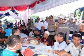 Petugas gabungan cek kesehatan sopir bus di Terminal Purabaya