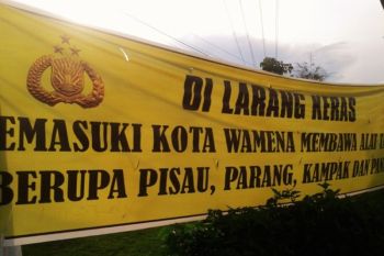 Wabup Jayawijaya imbau warga hentikan kebiasaan bawa parang ke pusat kota