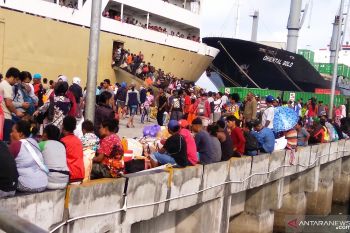 Arus mudik penumpang kapal di pelabuhan Biak mulai meningkat